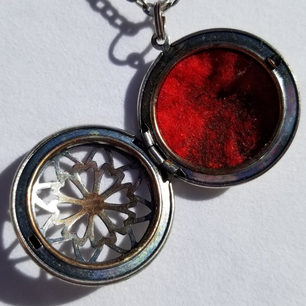 Vintage Aromatherapy Diffuser Necklace Unsigned - image 3